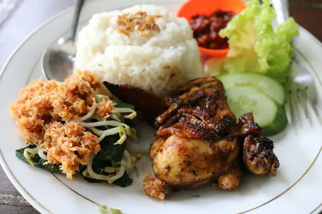 Ayam bakar dengan nasi dan urap