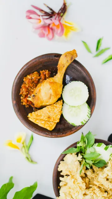 Ayam goreng, tempe, sambal, dan lalapan