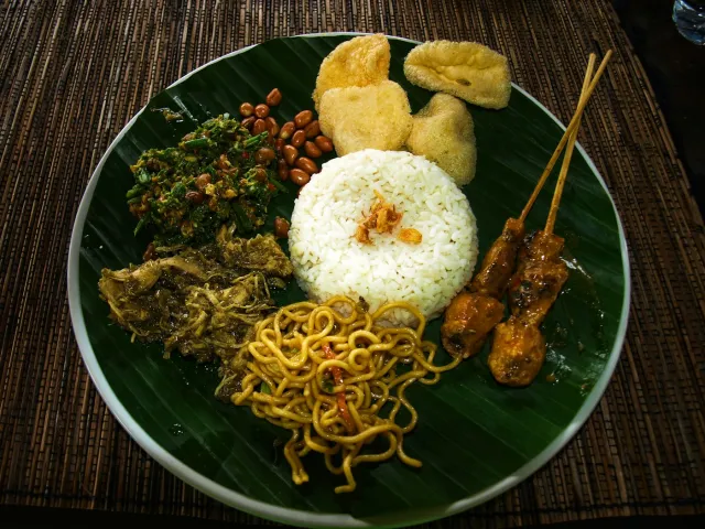 Nasi campur lengkap di atas daun pisang