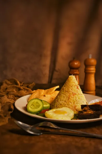 Nasi kuning dengan lauk pendamping