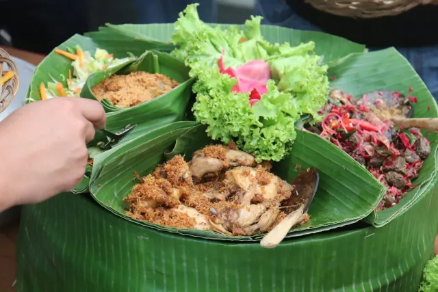 Aneka lauk di atas daun pisang