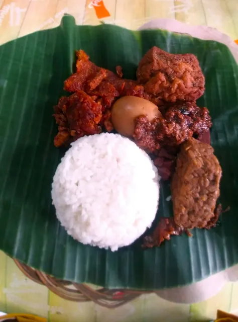 Nasi putih dengan rendang dan telur