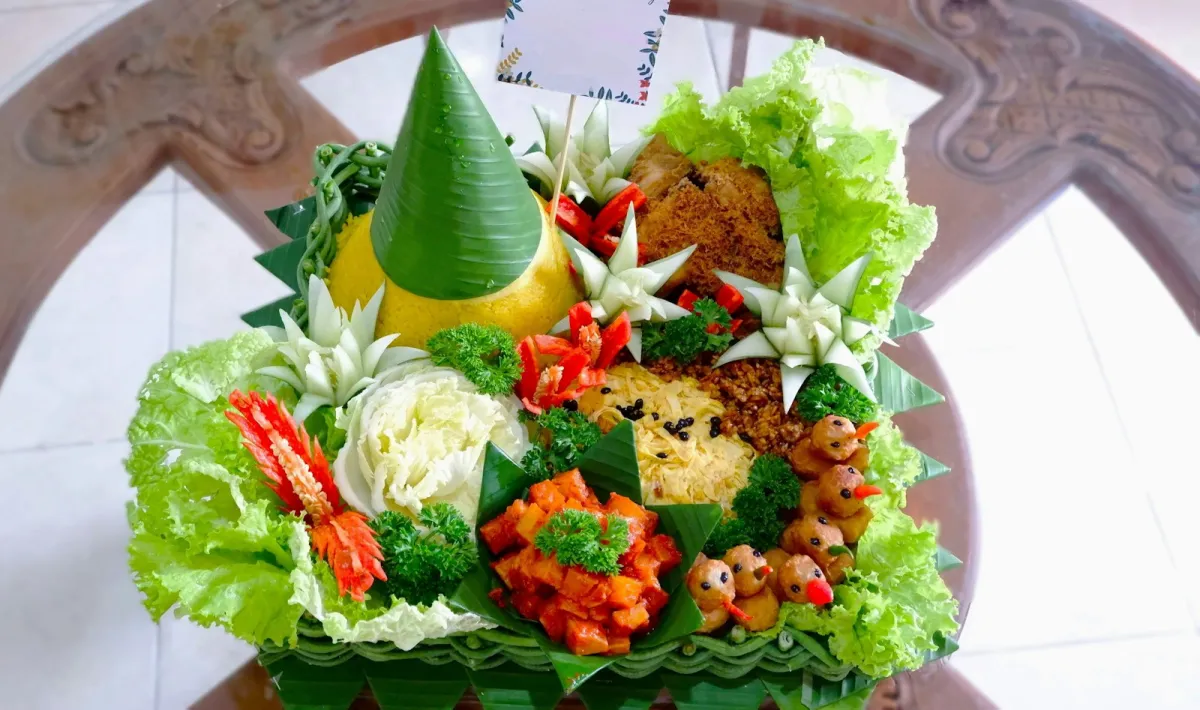 Tumpeng dan aneka lauk di atas meja